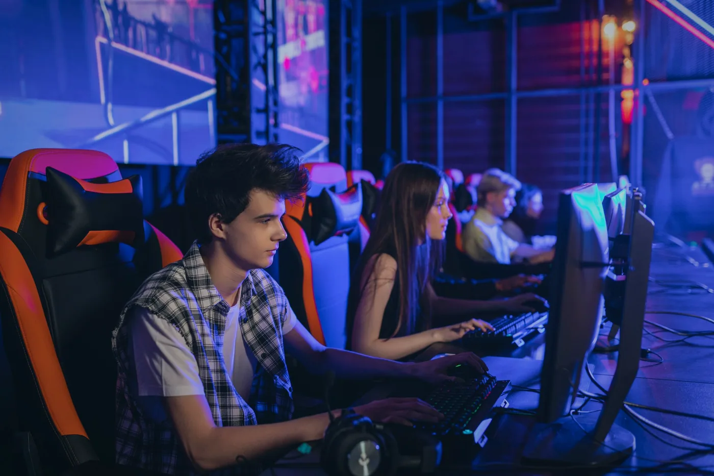 Teli terem a döntő estéjén, a kivetítő előtt ülő nézőkkel és a két csapattal